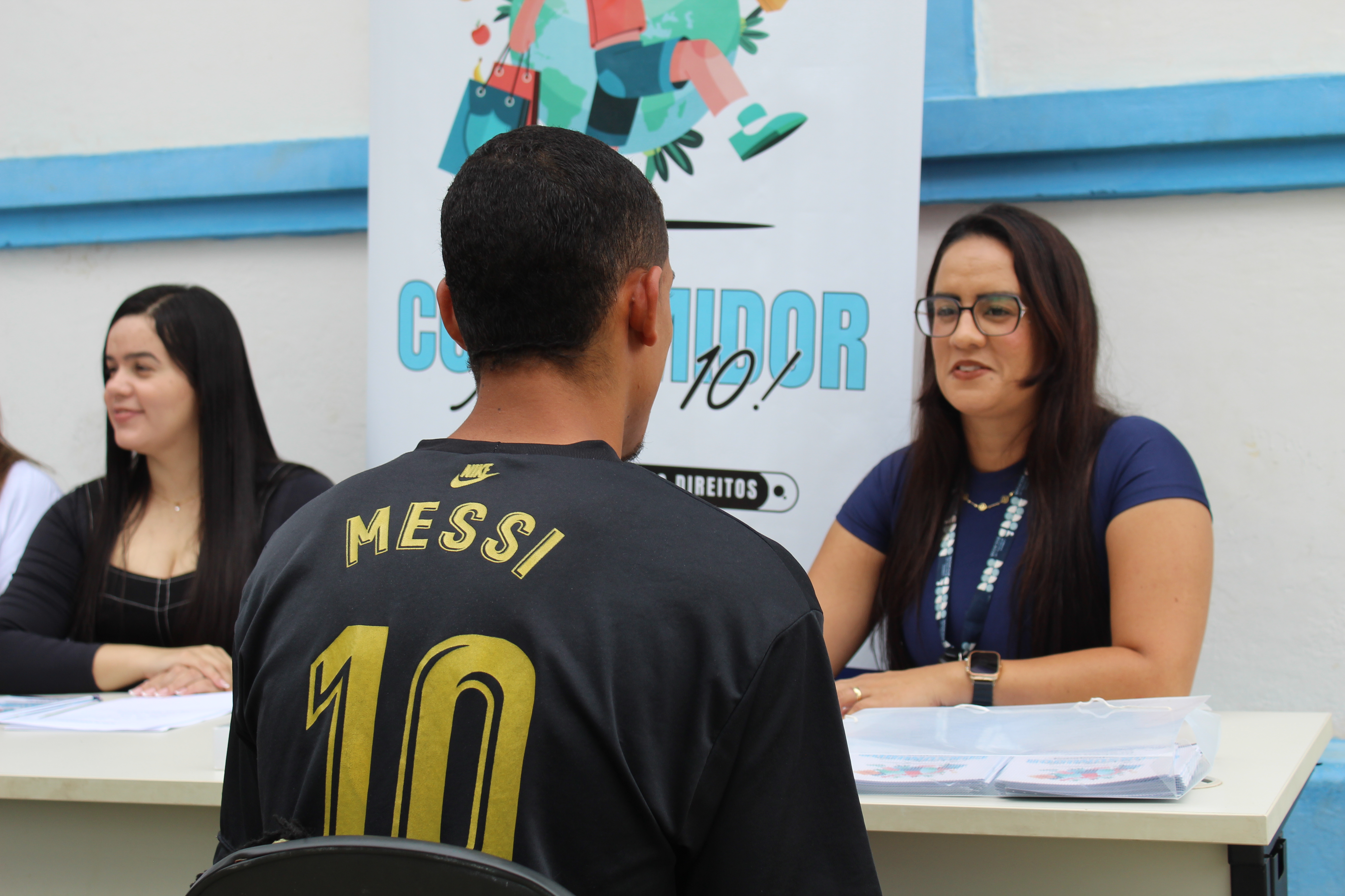 Procon Câmara e Procon Municipal realizam ação no Dia do Consumidor e orientam a população sobre seus direitos